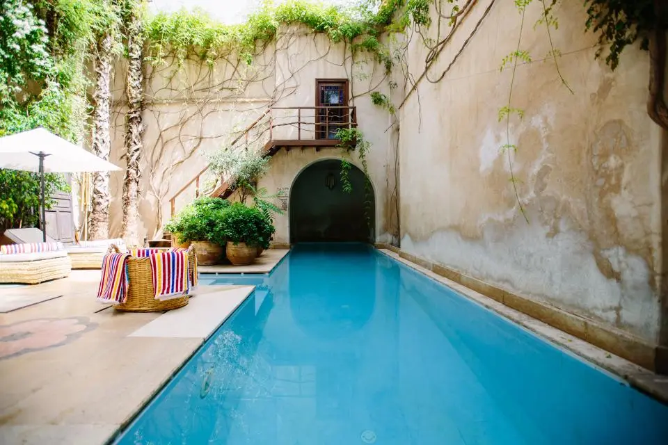 Resort-style pool & sun deck